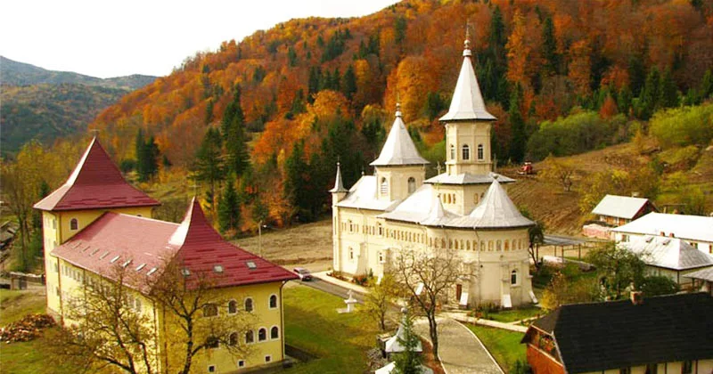 La Mănăstirea Nechit din Neamţ se săvârşeşte sâmbătă seara Taina Sfântului Maslu şi rugăciuni de dezlegare pentru toate nevoile!