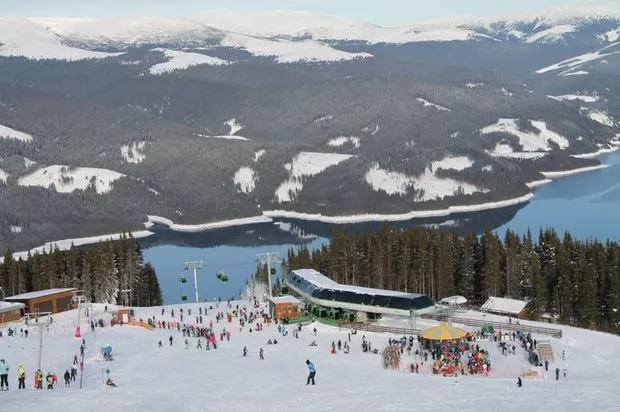 Locul din România care i-a cucerit pe turişti. Preturile sunt la jumatate faţă de Poiana Braşov, iar condiţiile pentru amatorii sporturilor de iarna sunt bune