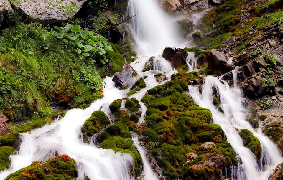 Cascada Valea Spumoasă, locul secret din munte
