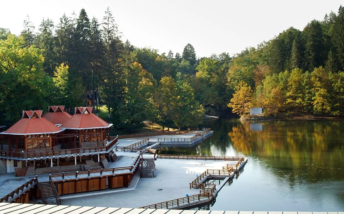 Lacul Ursu din Sovata, unic în lume. Ce descoperă turiștii când ajung acolo
