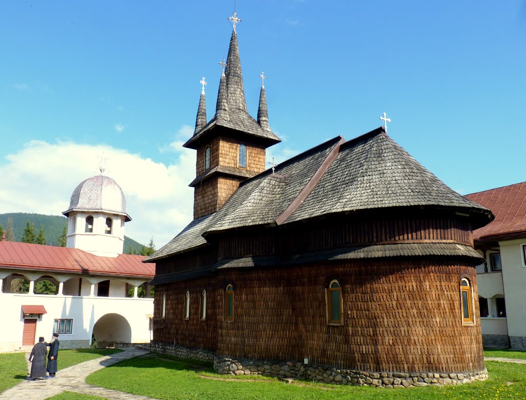 Mănăstirea Oașa, atât de aproape de cer
